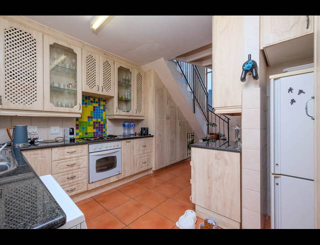 2 BEDROOM APARTMENT TO LET IN LONEHILL